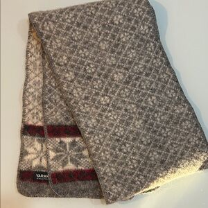 Gorgeous thick quality Gray and Red wool snowflake scarf Varma Iceland